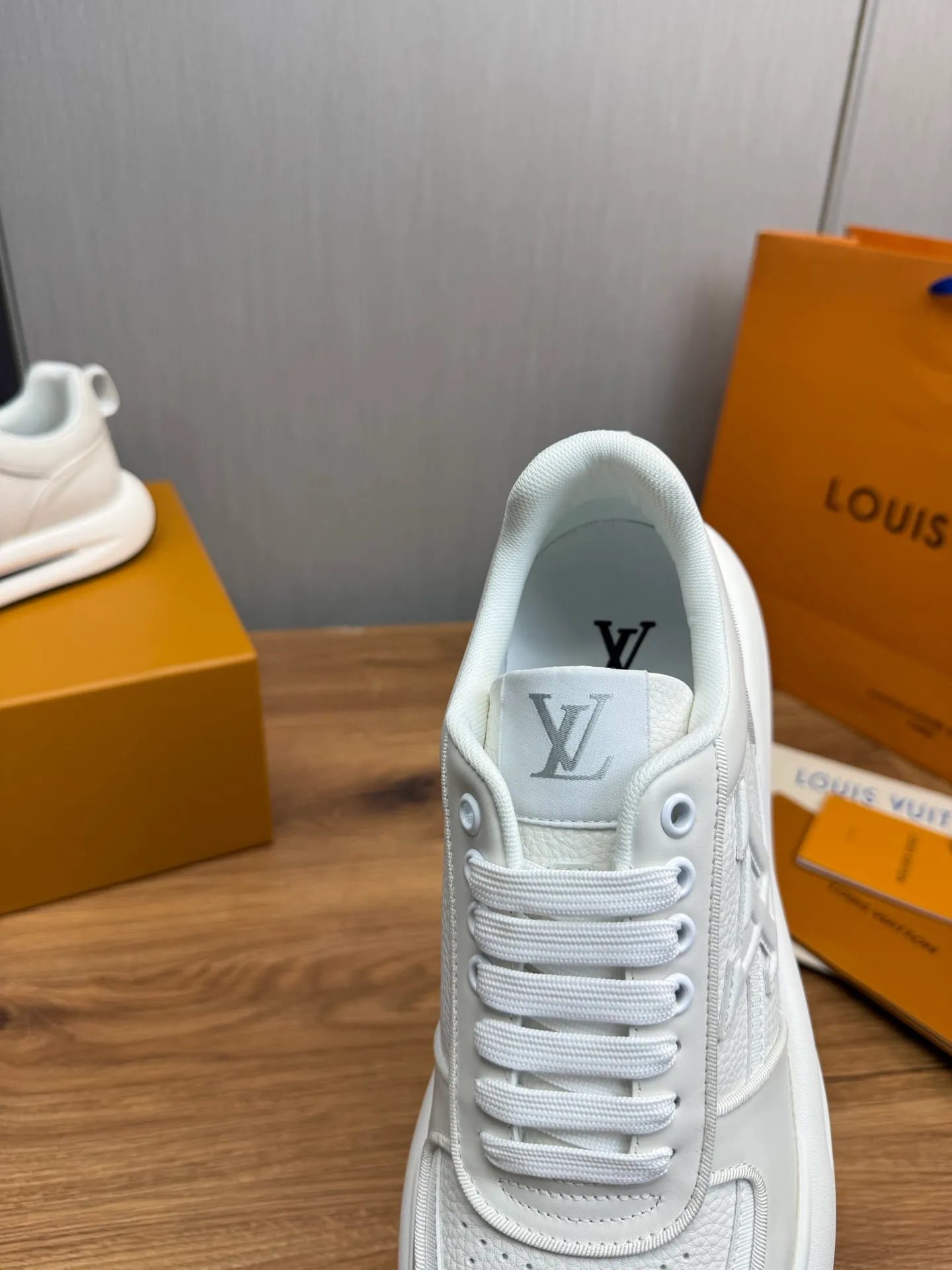 Men's shoes 💰820💰 Lv. Top purchasing agent 🇮🇹 Louis Vuitton, sports shoes counter synchronization, uppers imported from Italy, high-quality splicing and complex handicrafts, imported mesh pads are soft and comfortable, soles: original factory special soles, TPU exclusive movable molded soles super comfortable, original factory single goods, 🔍🔍high quality, you can enter and exit the counter at will, welcome to compare, code number 38-44 (Customized 38.45)